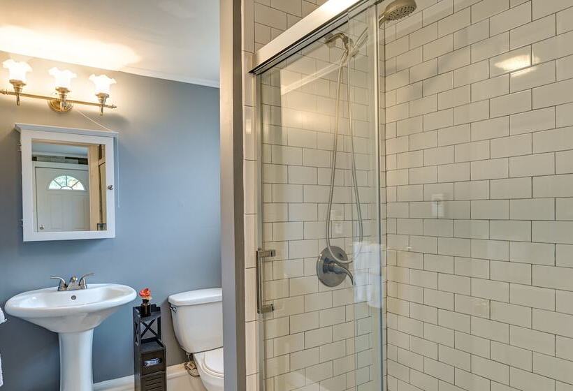 Charming Jefferson Cottage W/ Fire Pit!