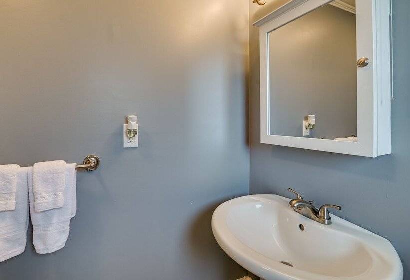 Charming Jefferson Cottage W/ Fire Pit!