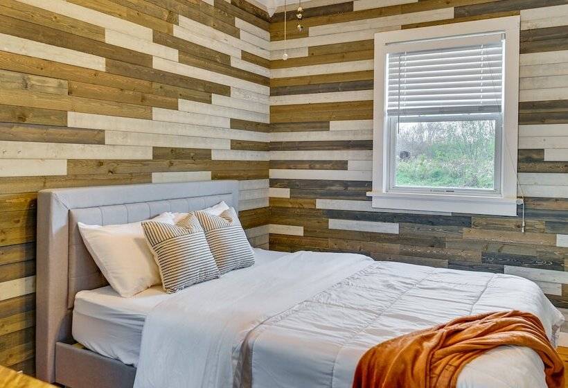 Charming Jefferson Cottage W/ Fire Pit!