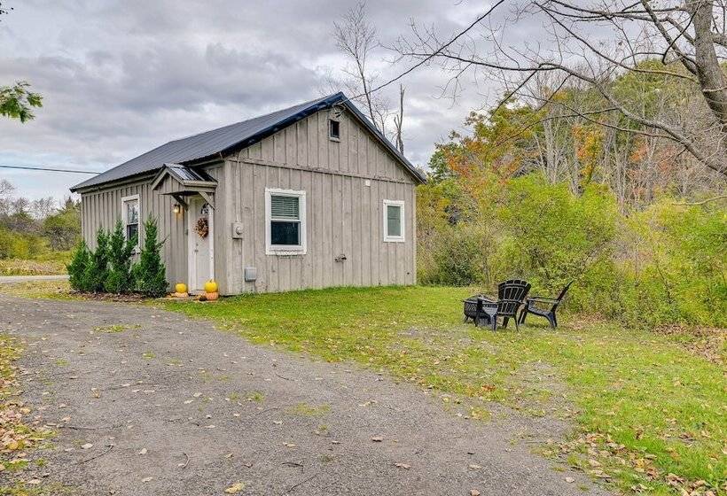 Charming Jefferson Cottage W/ Fire Pit!