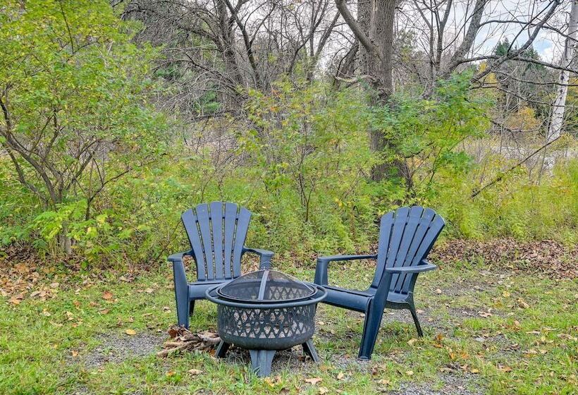 Charming Jefferson Cottage W/ Fire Pit!
