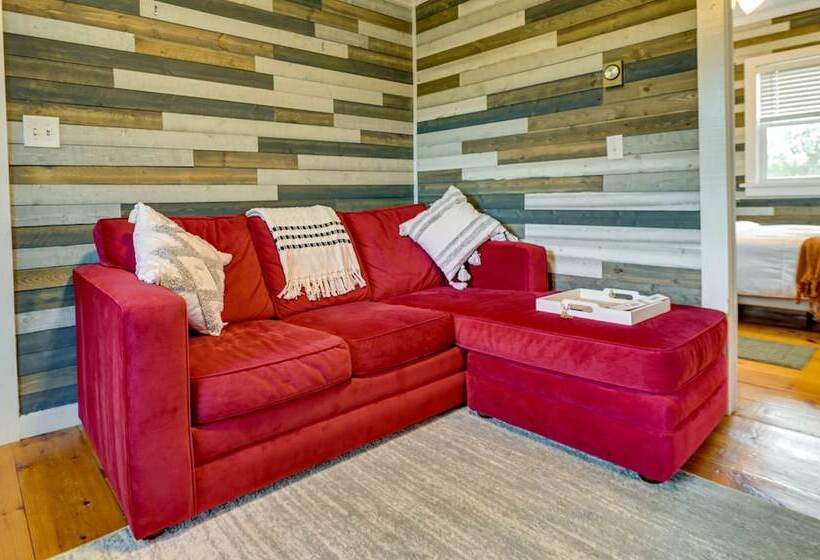 Charming Jefferson Cottage W/ Fire Pit!