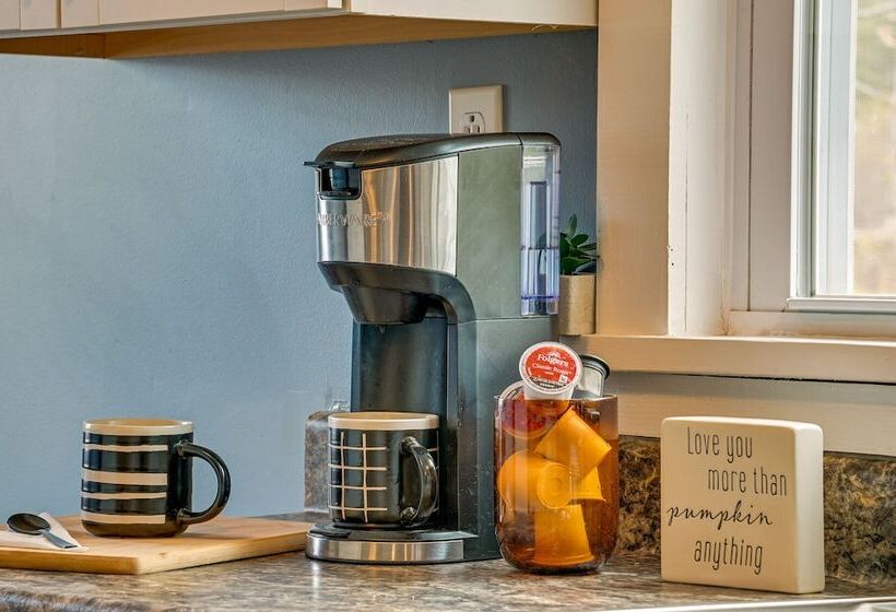 Charming Jefferson Cottage W/ Fire Pit!