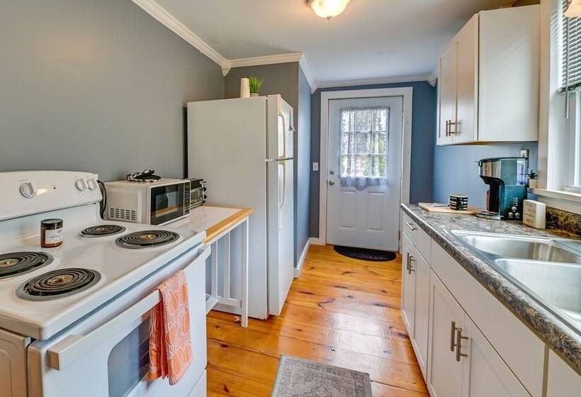 Charming Jefferson Cottage W/ Fire Pit!