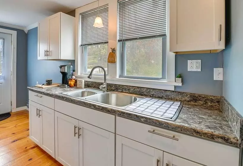Charming Jefferson Cottage W/ Fire Pit!