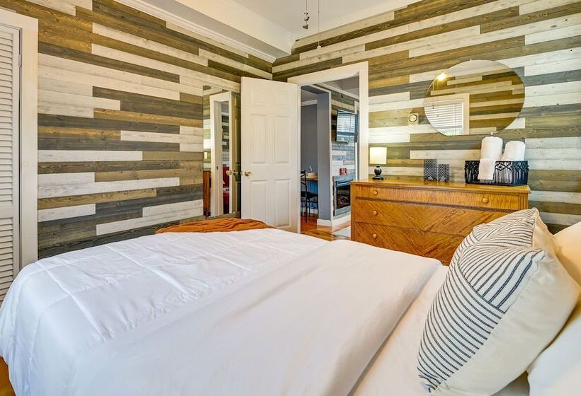 Charming Jefferson Cottage W/ Fire Pit!