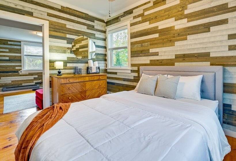 Charming Jefferson Cottage W/ Fire Pit!