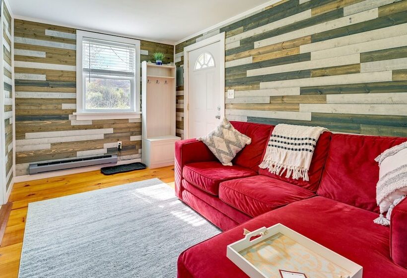 Charming Jefferson Cottage W/ Fire Pit!