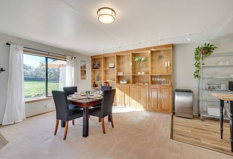 Cozy Central Point Bungalow On Working Winery!