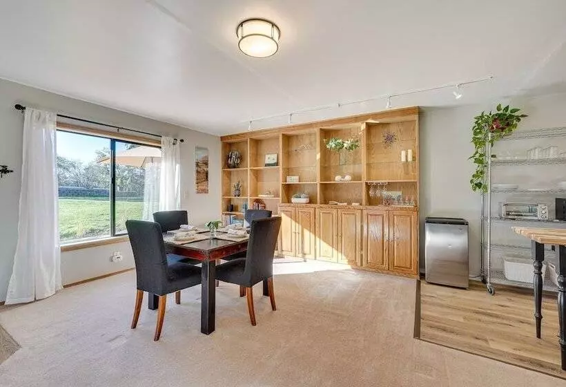 Cozy Central Point Bungalow On Working Winery!