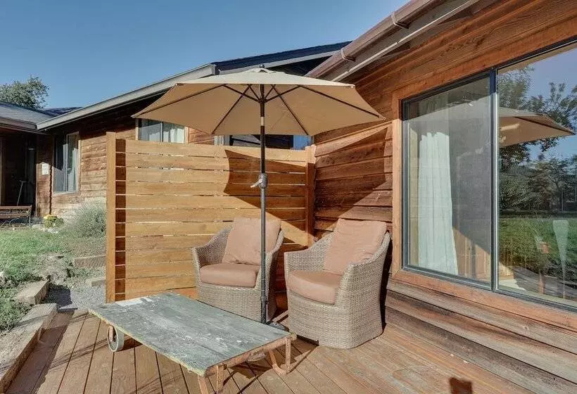 Cozy Central Point Bungalow On Working Winery!