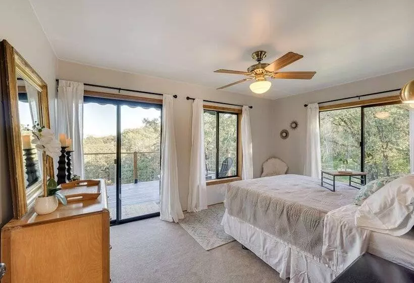 Cozy Central Point Bungalow On Working Winery!