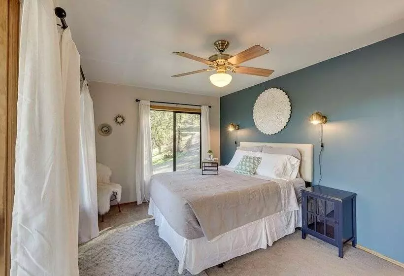 Cozy Central Point Bungalow On Working Winery!