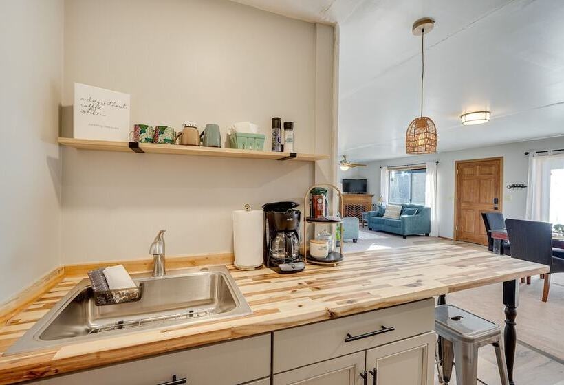 Cozy Central Point Bungalow On Working Winery!