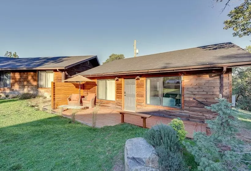 Cozy Central Point Bungalow On Working Winery!