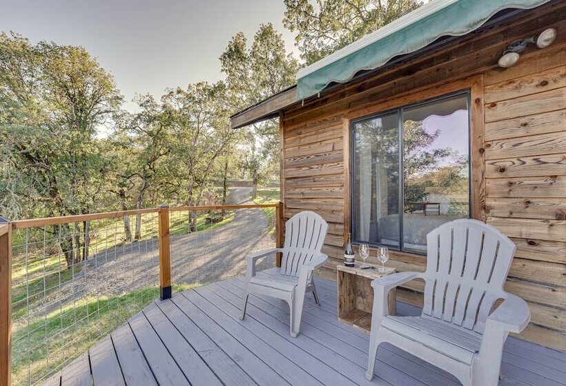 Cozy Central Point Bungalow On Working Winery!