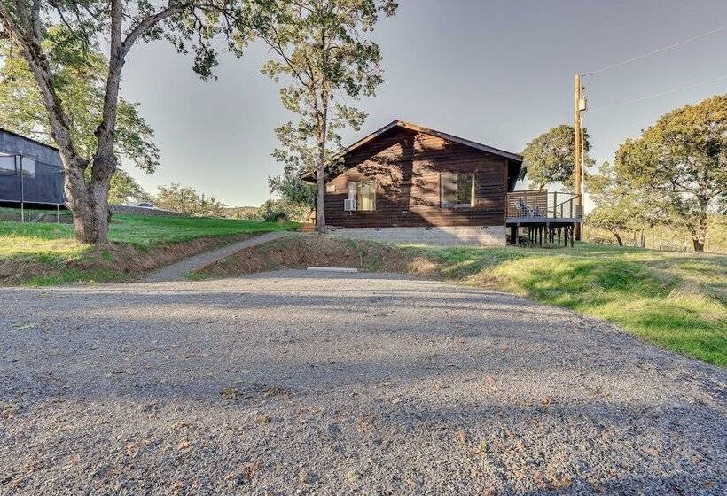 Cozy Central Point Bungalow On Working Winery!