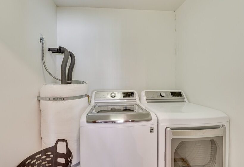 Cozy Central Point Bungalow On Working Winery!