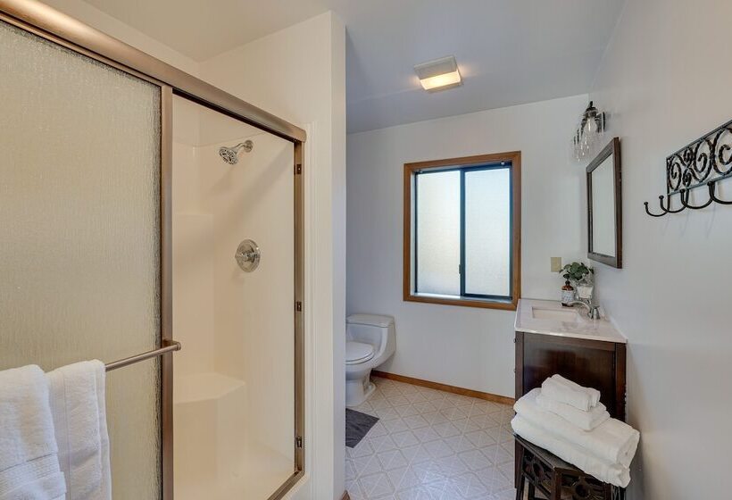 Cozy Central Point Bungalow On Working Winery!