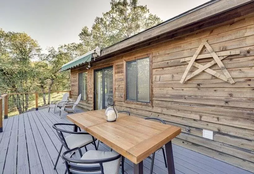 Cozy Central Point Bungalow On Working Winery!