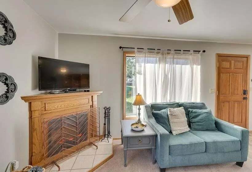 Cozy Central Point Bungalow On Working Winery!