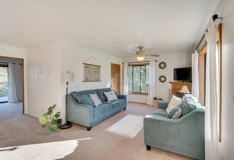 Cozy Central Point Bungalow On Working Winery!