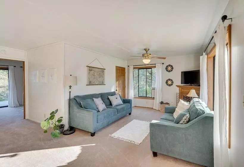 Cozy Central Point Bungalow On Working Winery!