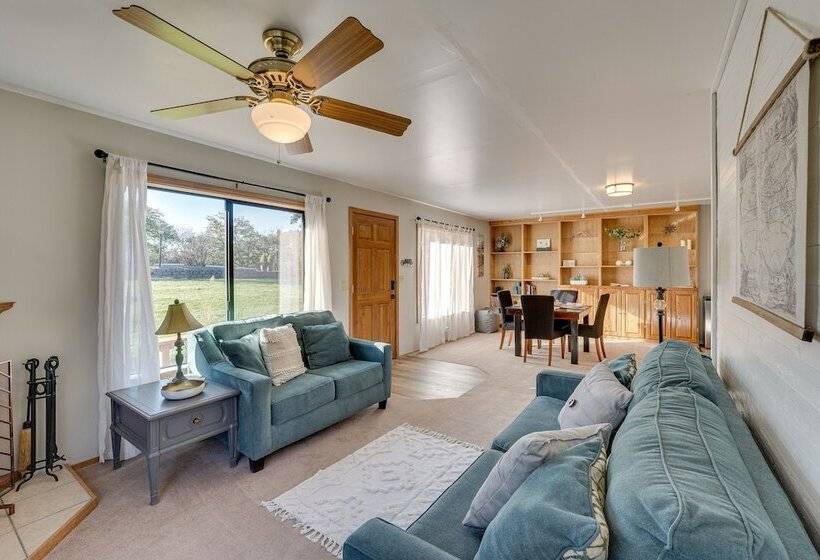 Cozy Central Point Bungalow On Working Winery!