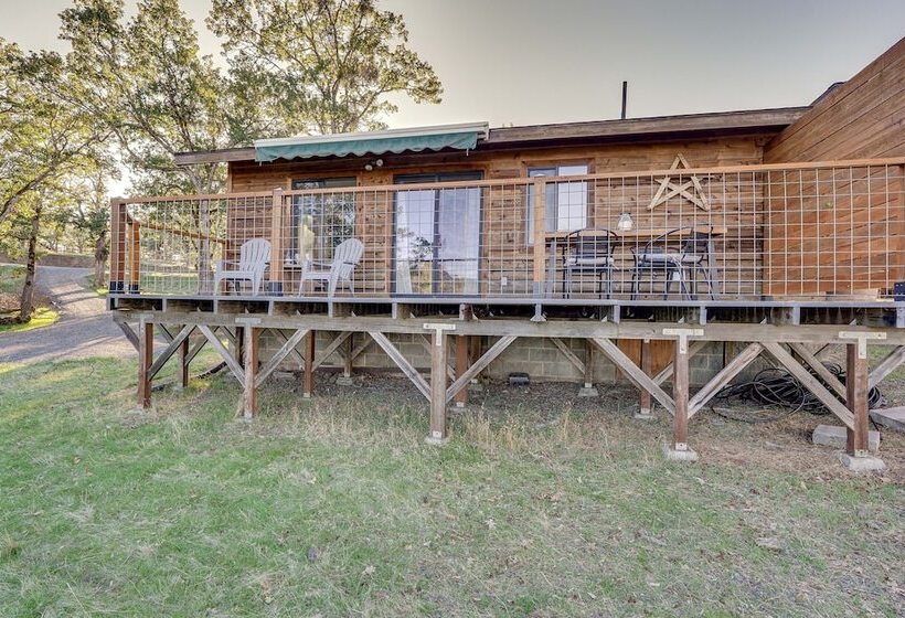 Cozy Central Point Bungalow On Working Winery!