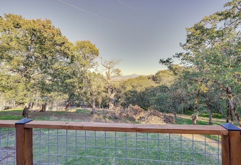 Cozy Central Point Bungalow On Working Winery!