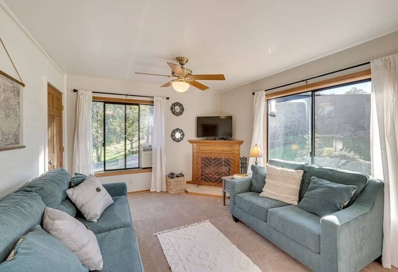 Cozy Central Point Bungalow On Working Winery!