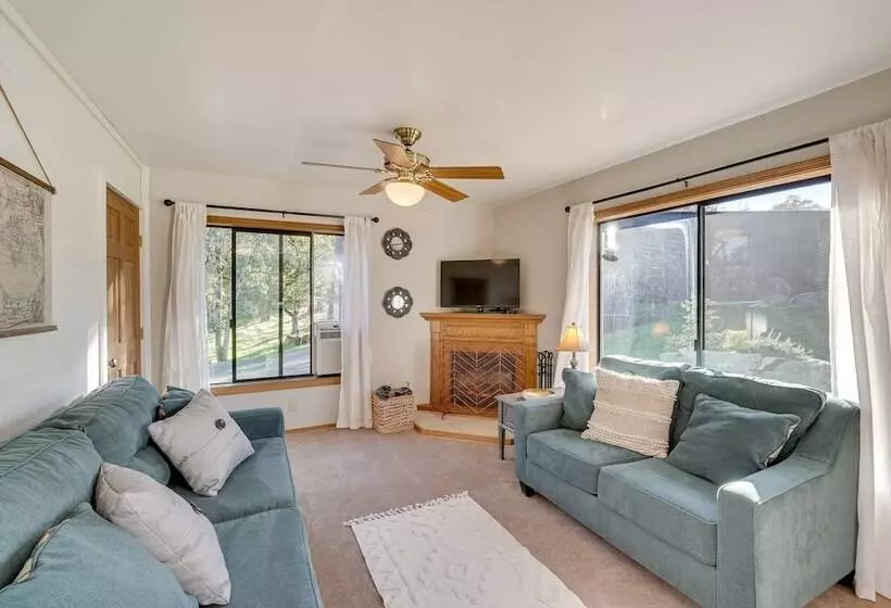 Cozy Central Point Bungalow On Working Winery!