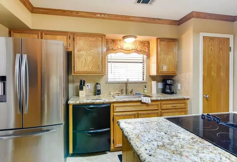 Expansive Texas City Retreat ~ 16 Mi To Galveston!