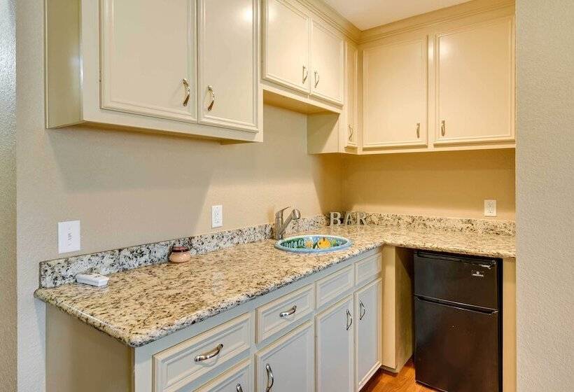 Expansive Texas City Retreat ~ 16 Mi To Galveston!