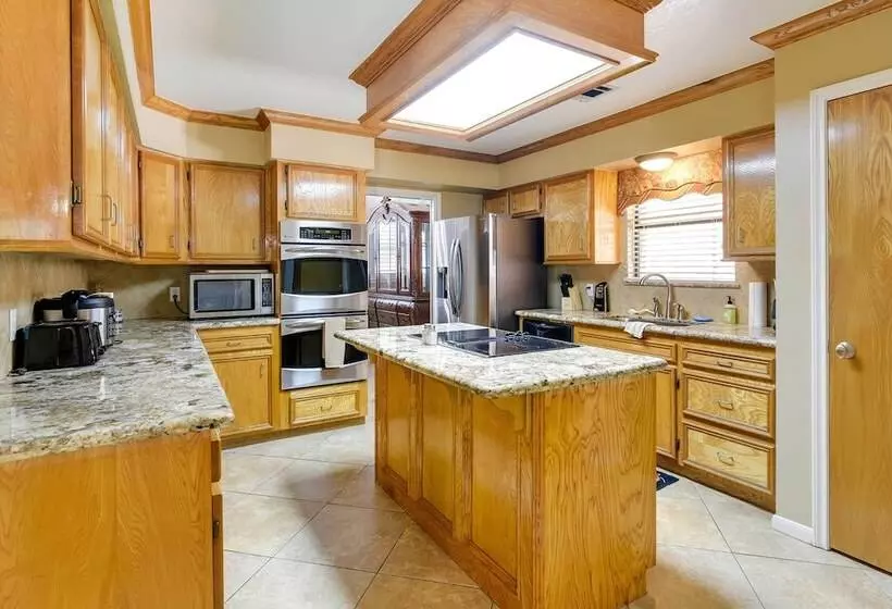 Expansive Texas City Retreat ~ 16 Mi To Galveston!