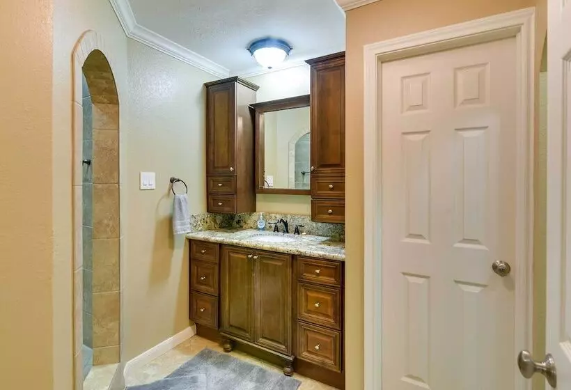 Expansive Texas City Retreat ~ 16 Mi To Galveston!