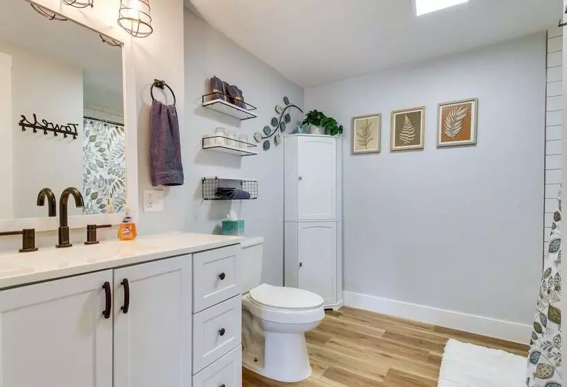 Hillsboro Hideaway W/ Private Hot Tub & Bunkhouse!