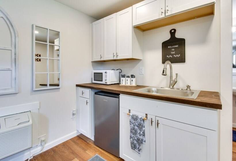 Hillsboro Hideaway W/ Private Hot Tub & Bunkhouse!