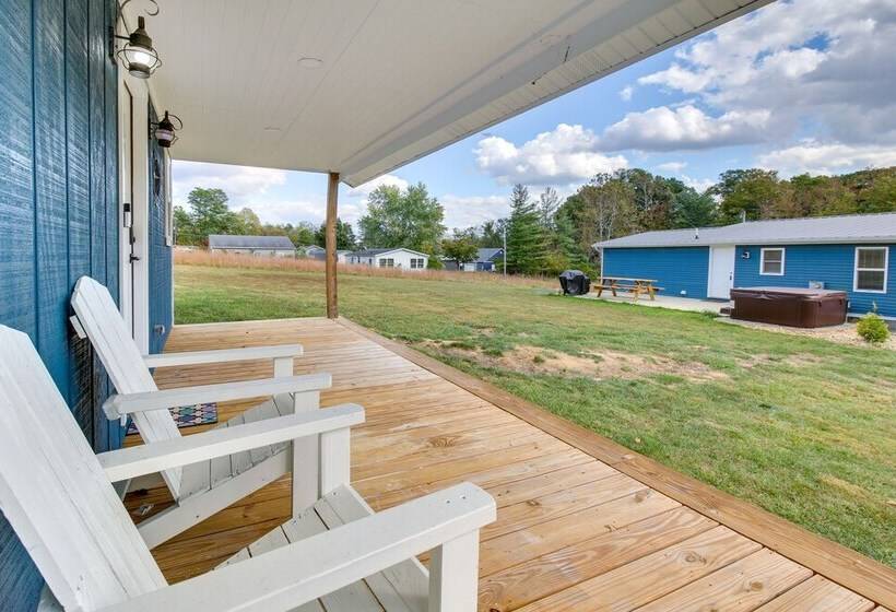 Hillsboro Hideaway W/ Private Hot Tub & Bunkhouse!