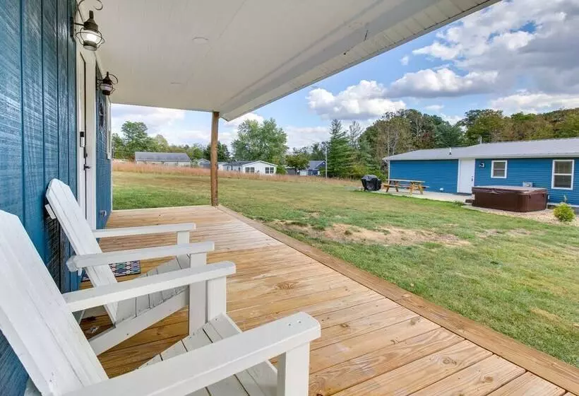 Hillsboro Hideaway W/ Private Hot Tub & Bunkhouse!