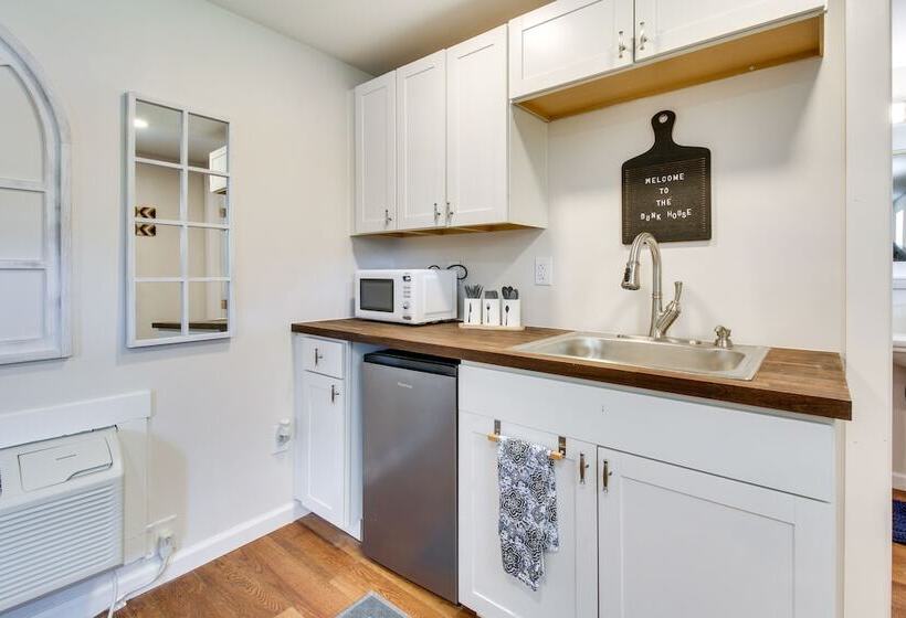 Hillsboro Hideaway W/ Private Hot Tub & Bunkhouse!