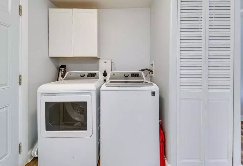 Hillsboro Hideaway W/ Private Hot Tub & Bunkhouse!