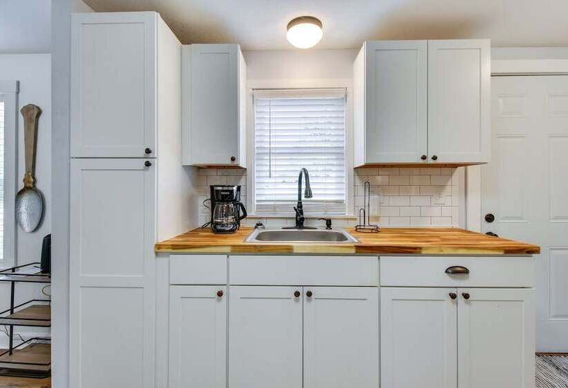 Hillsboro Hideaway W/ Private Hot Tub & Bunkhouse!