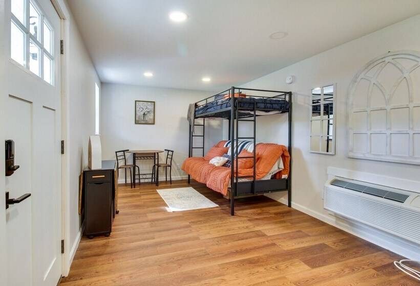 Hillsboro Hideaway W/ Private Hot Tub & Bunkhouse!