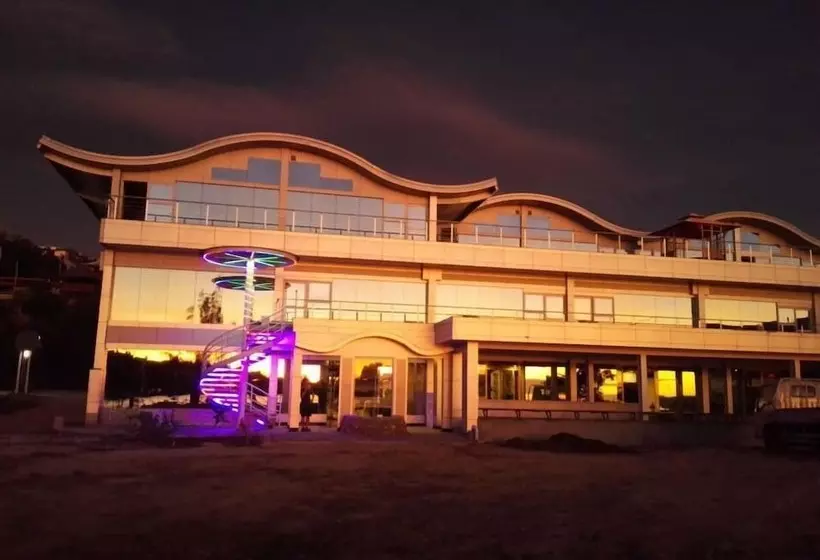 هتل Crystal Beach