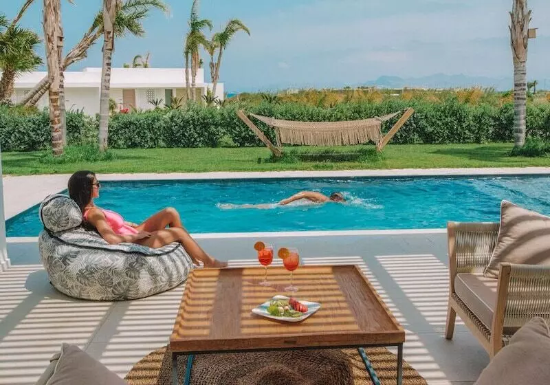 Hotelli Taf Beach Villas With Tesla