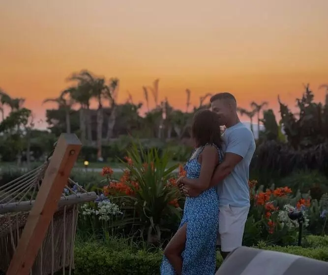 Hotelli Taf Beach Villas With Tesla