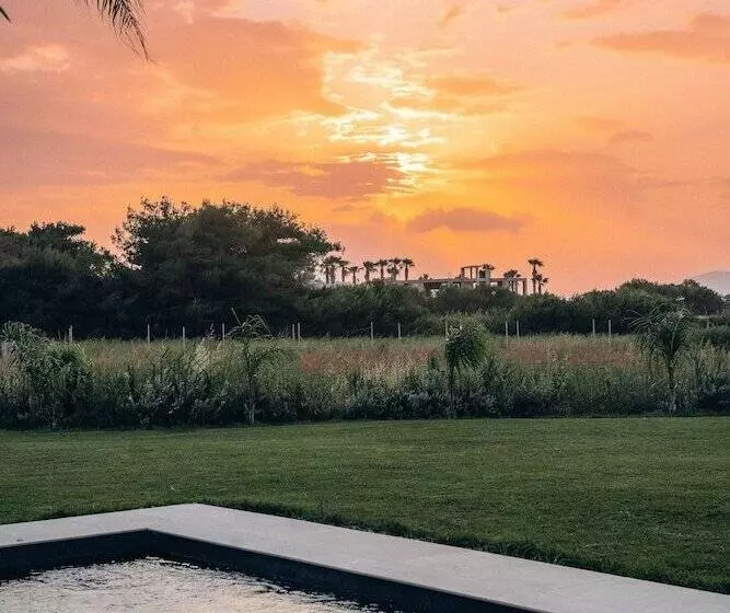 Hotelli Taf Beach Villas With Tesla