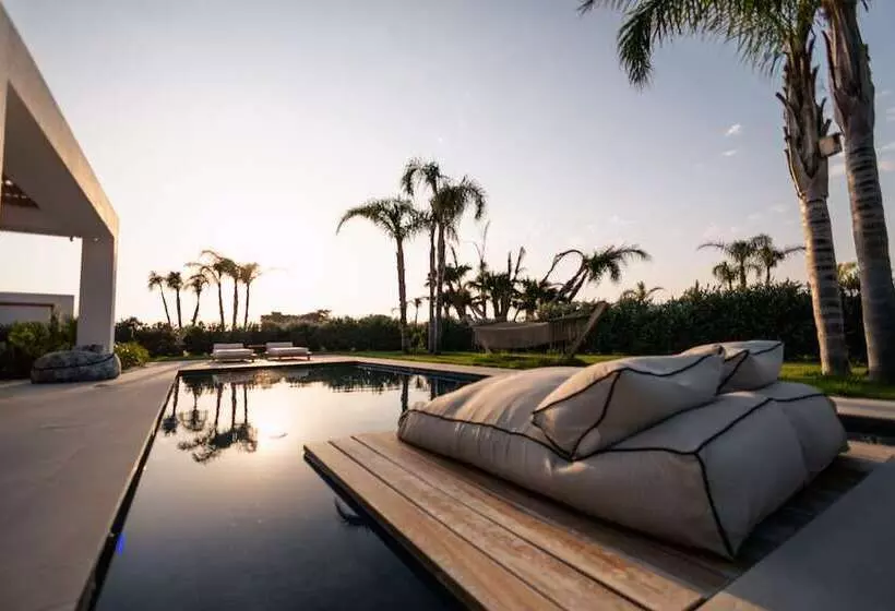 Hotelli Taf Beach Villas With Tesla