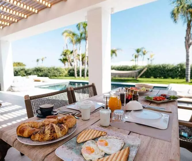 Hotelli Taf Beach Villas With Tesla